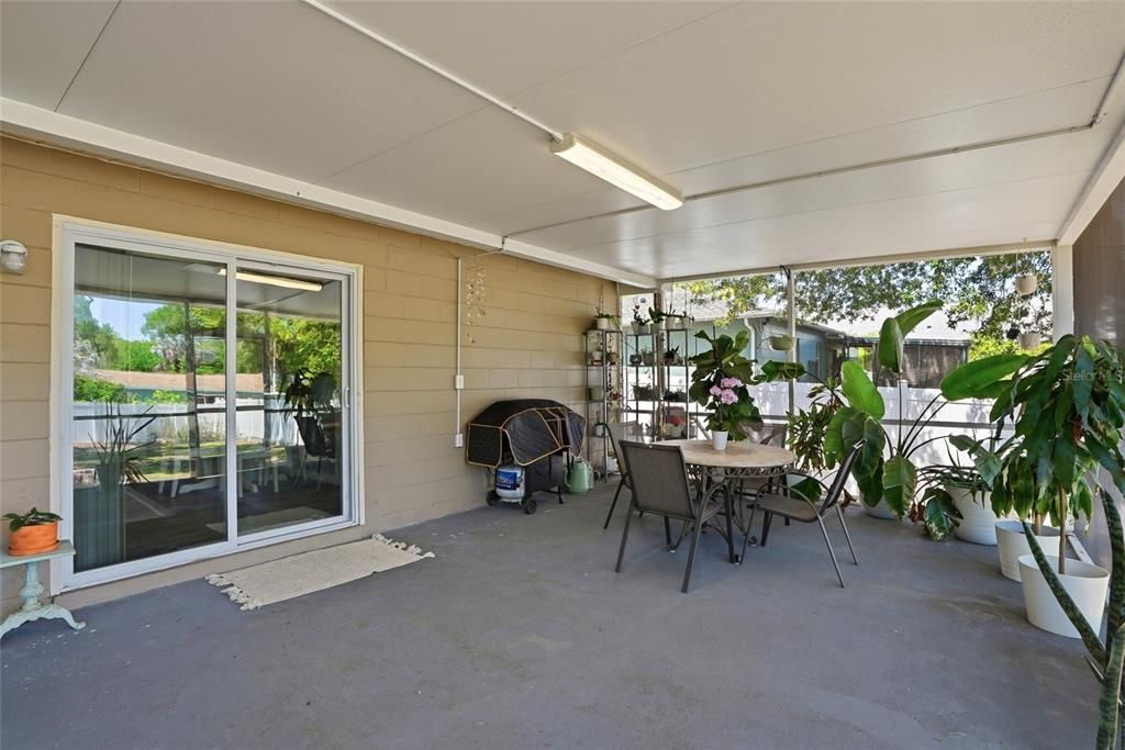 For Sale: $350,000 (3 beds, 2 baths, 1086 Square Feet)