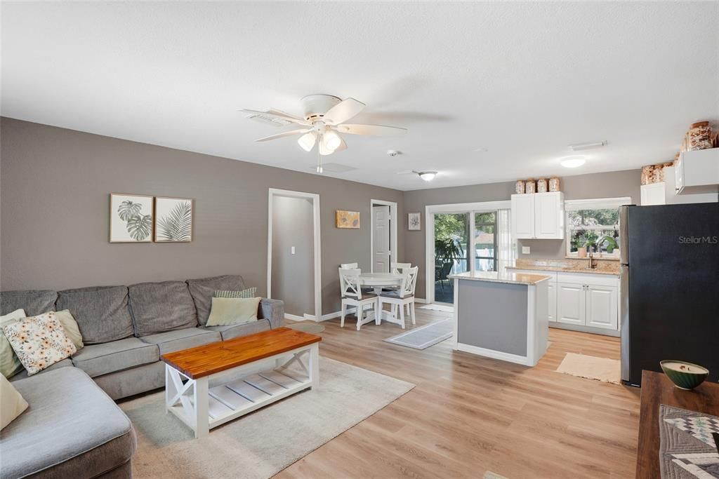 For Sale: $350,000 (3 beds, 2 baths, 1086 Square Feet)