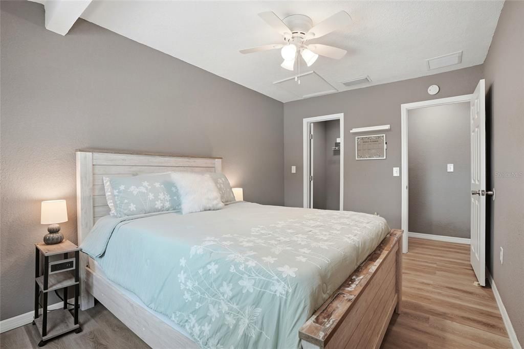 For Sale: $350,000 (3 beds, 2 baths, 1086 Square Feet)