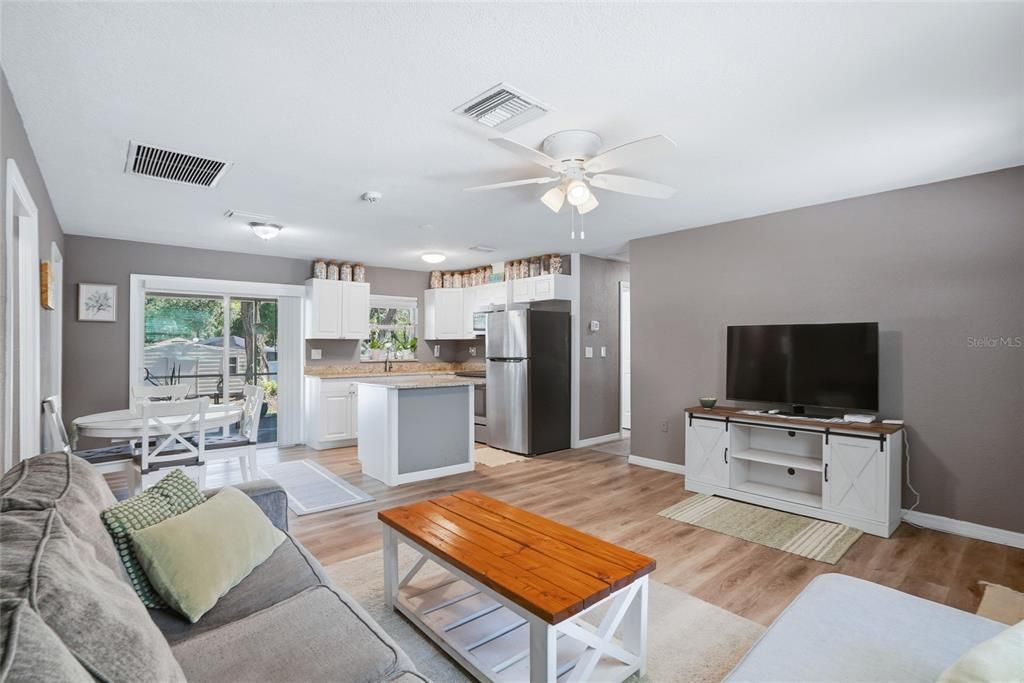 For Sale: $350,000 (3 beds, 2 baths, 1086 Square Feet)