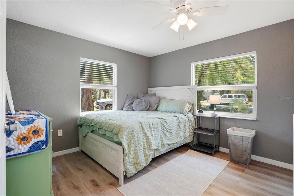For Sale: $350,000 (3 beds, 2 baths, 1086 Square Feet)