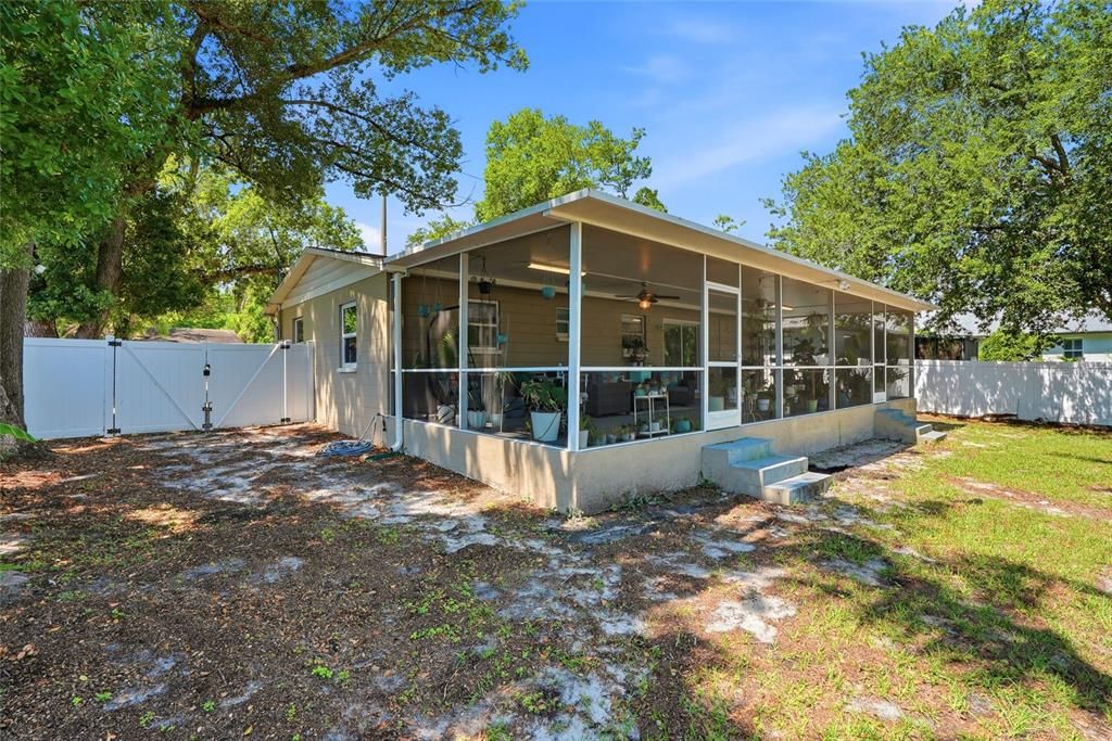 For Sale: $350,000 (3 beds, 2 baths, 1086 Square Feet)