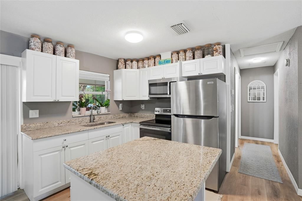For Sale: $350,000 (3 beds, 2 baths, 1086 Square Feet)