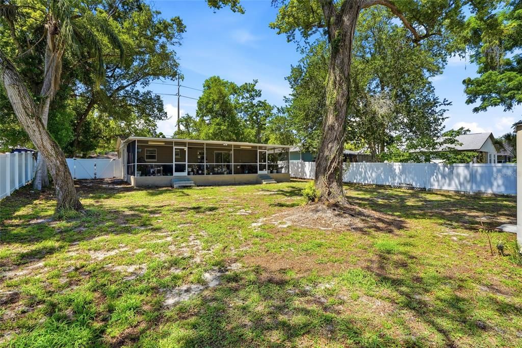 For Sale: $350,000 (3 beds, 2 baths, 1086 Square Feet)