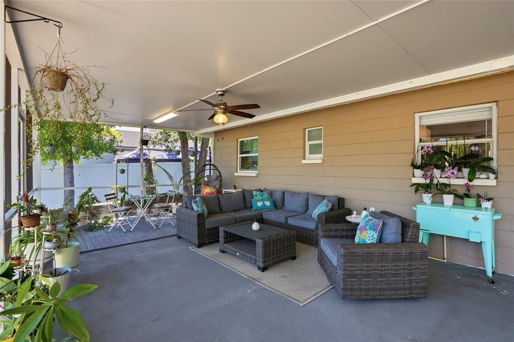 For Sale: $350,000 (3 beds, 2 baths, 1086 Square Feet)