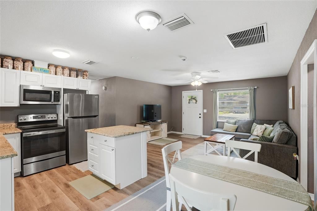 For Sale: $350,000 (3 beds, 2 baths, 1086 Square Feet)