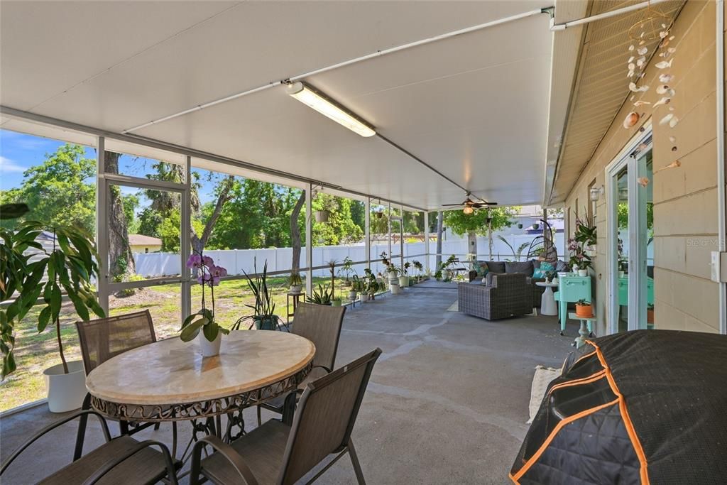 For Sale: $350,000 (3 beds, 2 baths, 1086 Square Feet)