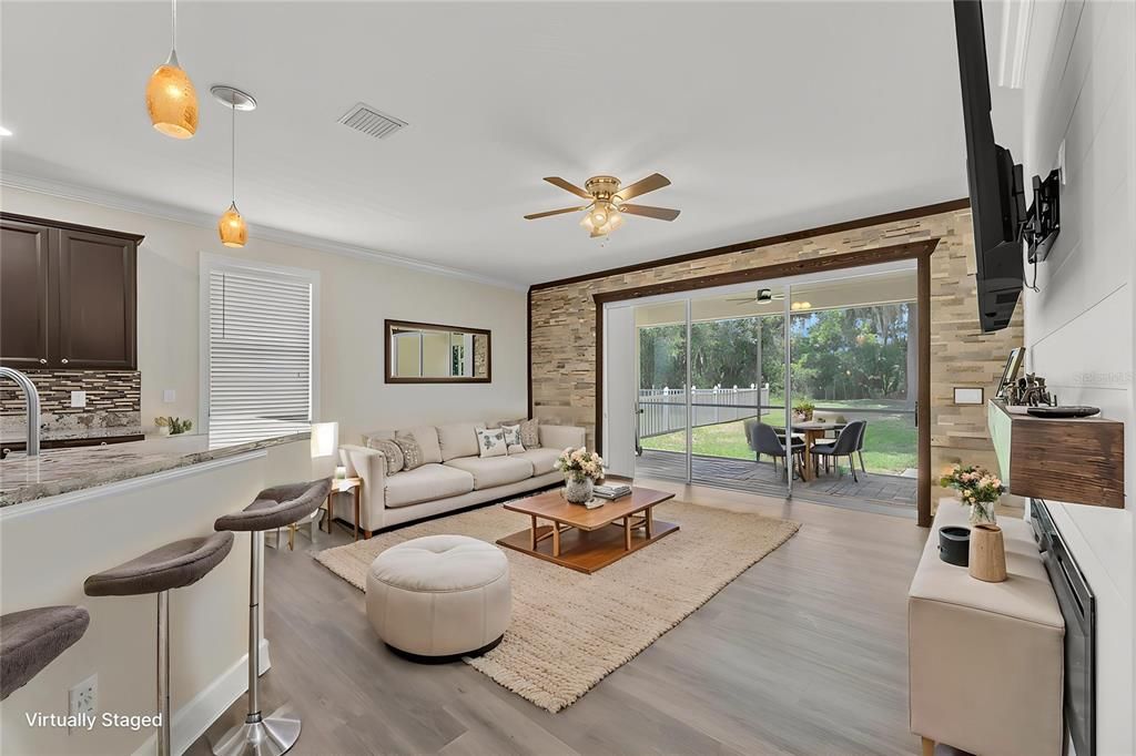 Activo con contrato: $489,900 (4 camas, 3 baños, 2340 Pies cuadrados)