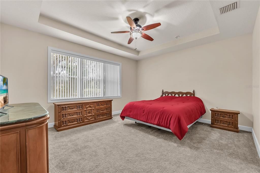 Activo con contrato: $489,900 (4 camas, 3 baños, 2340 Pies cuadrados)