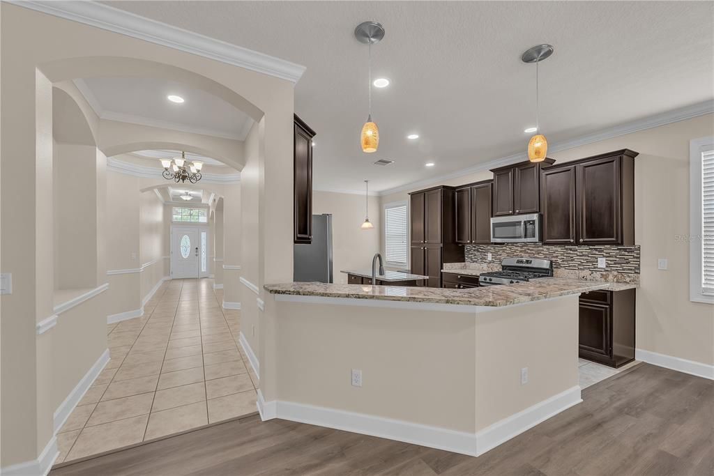 Activo con contrato: $489,900 (4 camas, 3 baños, 2340 Pies cuadrados)