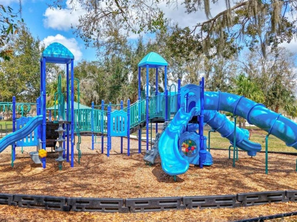 Activo con contrato: $489,900 (4 camas, 3 baños, 2340 Pies cuadrados)