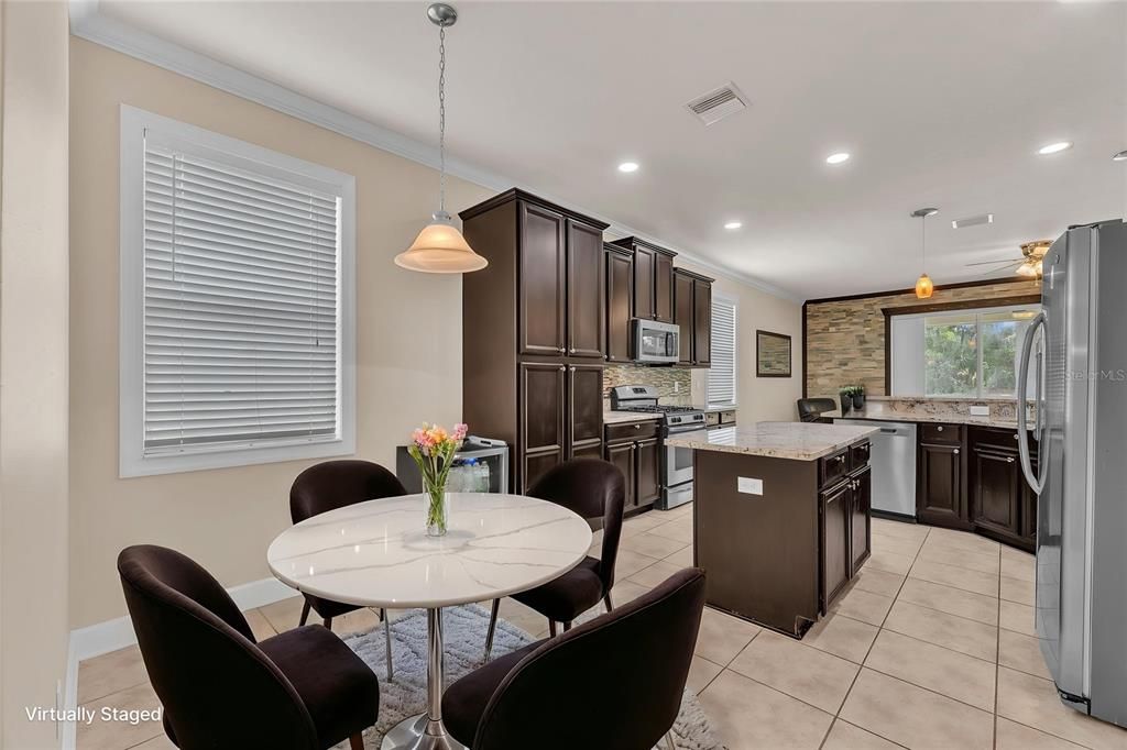 Activo con contrato: $489,900 (4 camas, 3 baños, 2340 Pies cuadrados)