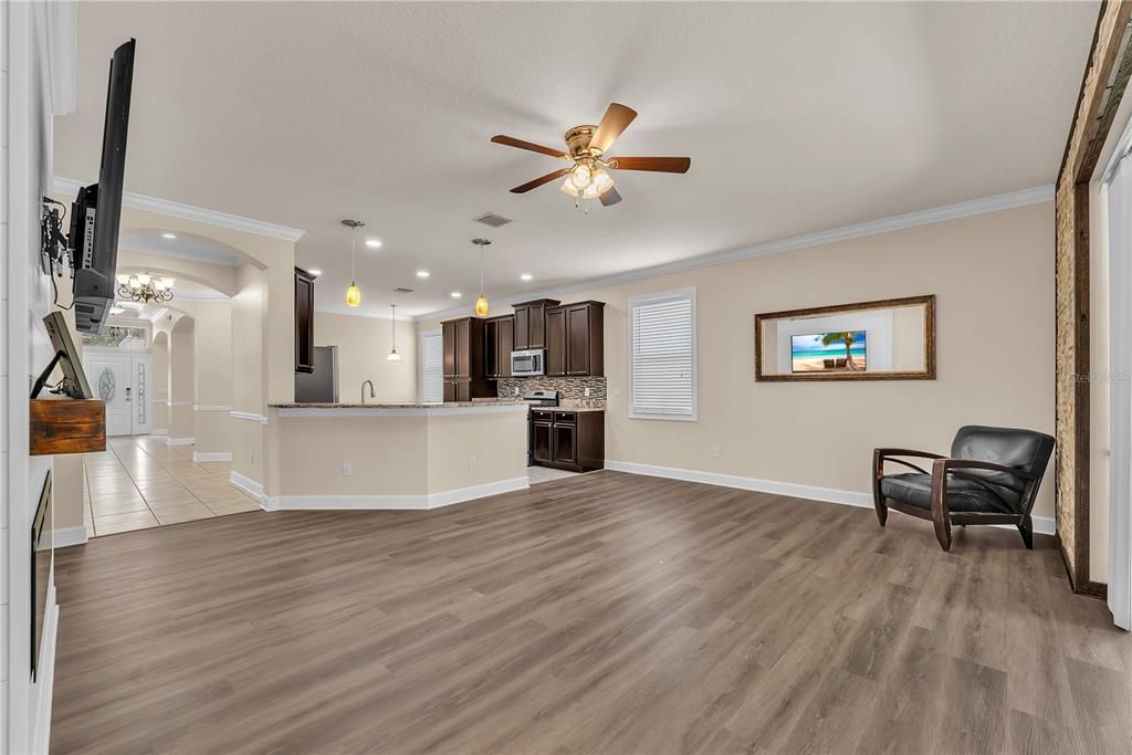 Activo con contrato: $489,900 (4 camas, 3 baños, 2340 Pies cuadrados)