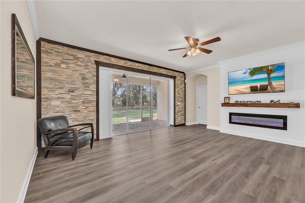 Activo con contrato: $489,900 (4 camas, 3 baños, 2340 Pies cuadrados)