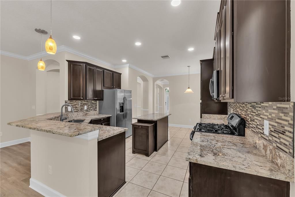 Activo con contrato: $489,900 (4 camas, 3 baños, 2340 Pies cuadrados)