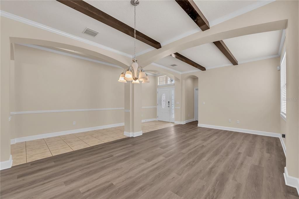 Activo con contrato: $489,900 (4 camas, 3 baños, 2340 Pies cuadrados)
