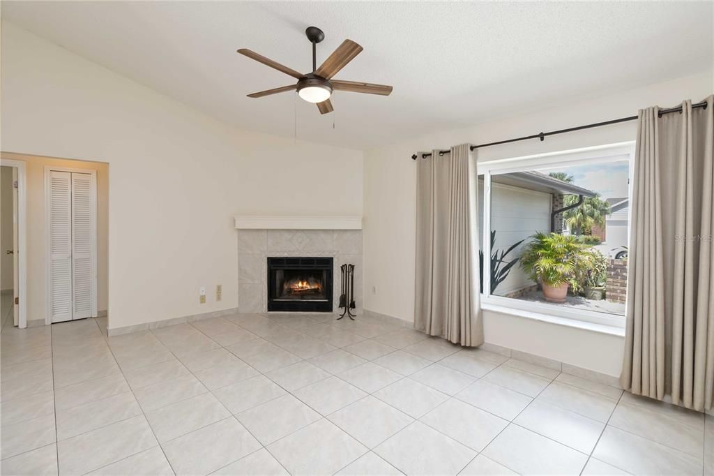 Activo con contrato: $455,000 (3 camas, 2 baños, 1604 Pies cuadrados)