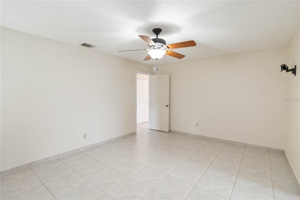 Activo con contrato: $455,000 (3 camas, 2 baños, 1604 Pies cuadrados)