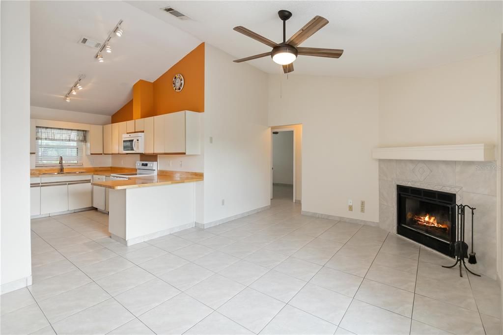 Activo con contrato: $455,000 (3 camas, 2 baños, 1604 Pies cuadrados)