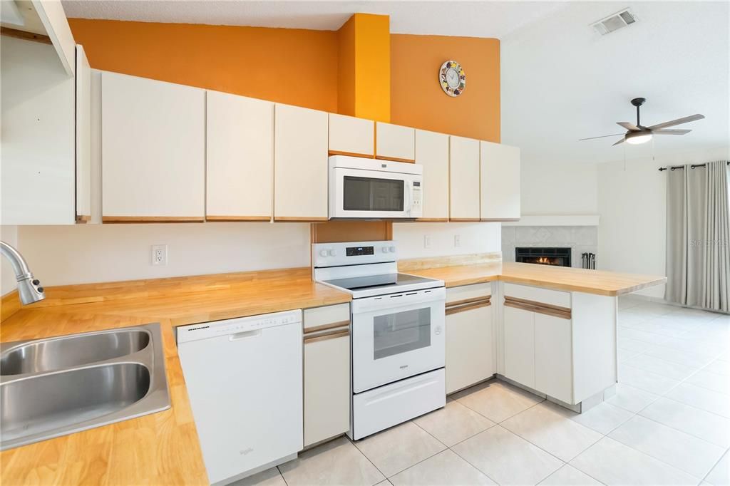 Activo con contrato: $455,000 (3 camas, 2 baños, 1604 Pies cuadrados)