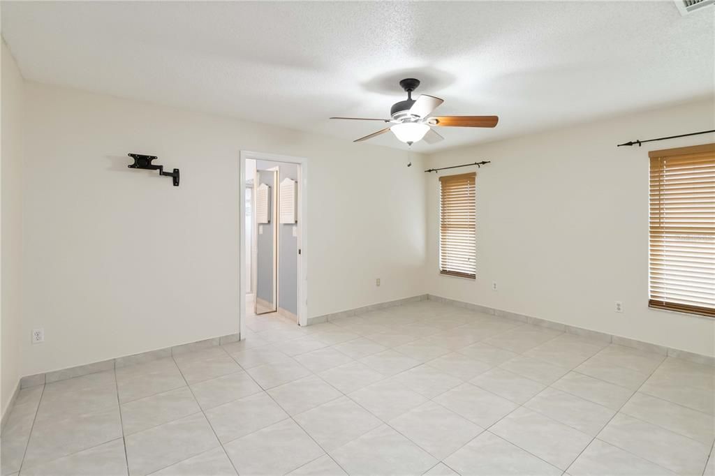 Activo con contrato: $455,000 (3 camas, 2 baños, 1604 Pies cuadrados)