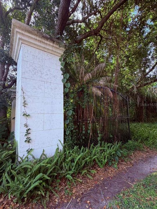 待售: $1,200,000 (1.13 acres)