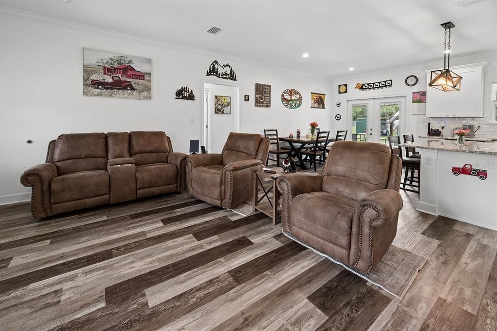 For Sale: $345,500 (3 beds, 2 baths, 1395 Square Feet)