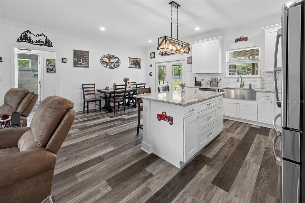For Sale: $345,500 (3 beds, 2 baths, 1395 Square Feet)