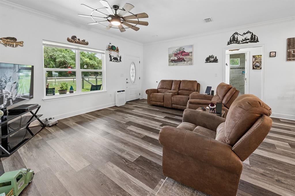 For Sale: $345,500 (3 beds, 2 baths, 1395 Square Feet)