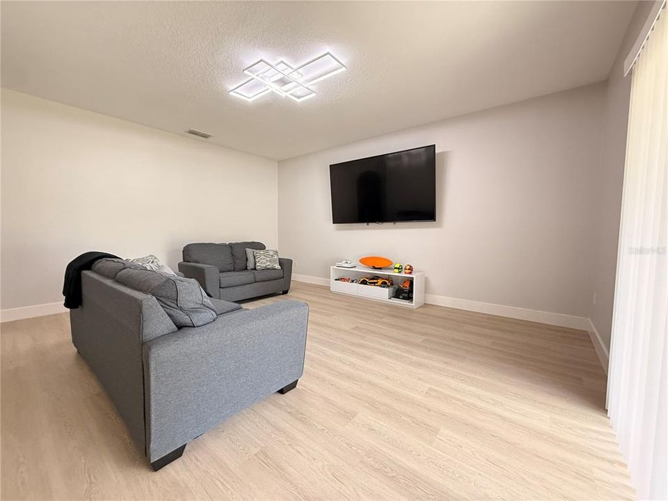 En Venta: $510,000 (4 camas, 2 baños, 2439 Pies cuadrados)