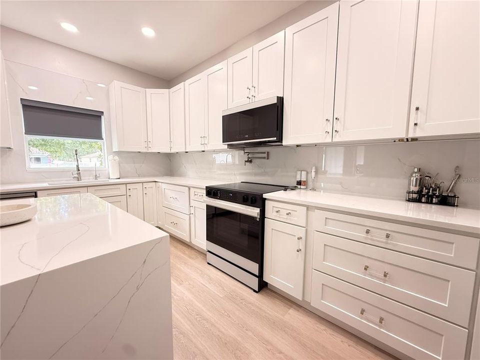 En Venta: $510,000 (4 camas, 2 baños, 2439 Pies cuadrados)