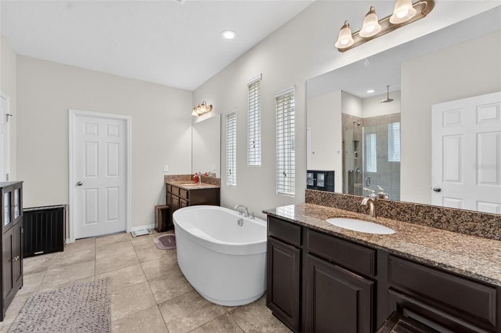 For Sale: $495,000 (4 beds, 3 baths, 2528 Square Feet)