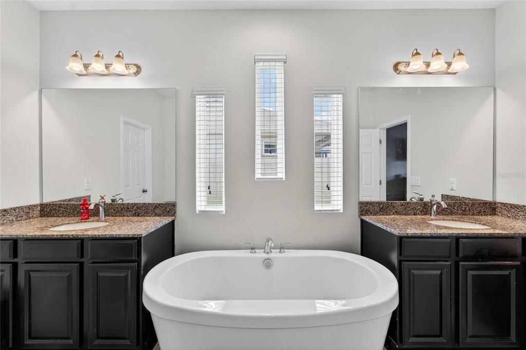 For Sale: $495,000 (4 beds, 3 baths, 2528 Square Feet)