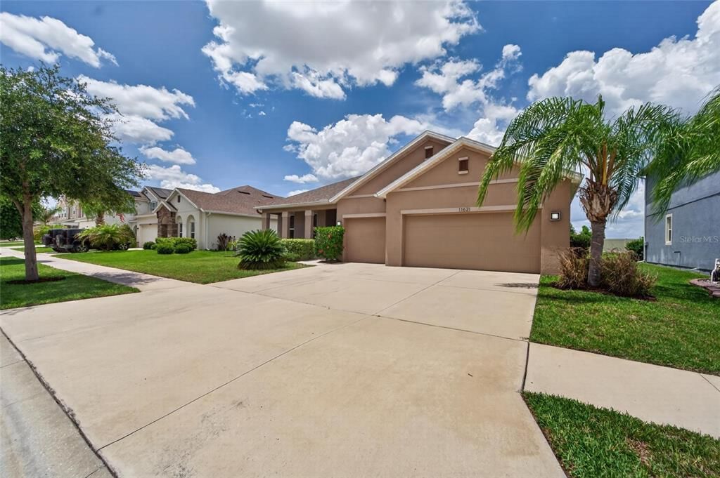 For Sale: $495,000 (4 beds, 3 baths, 2528 Square Feet)