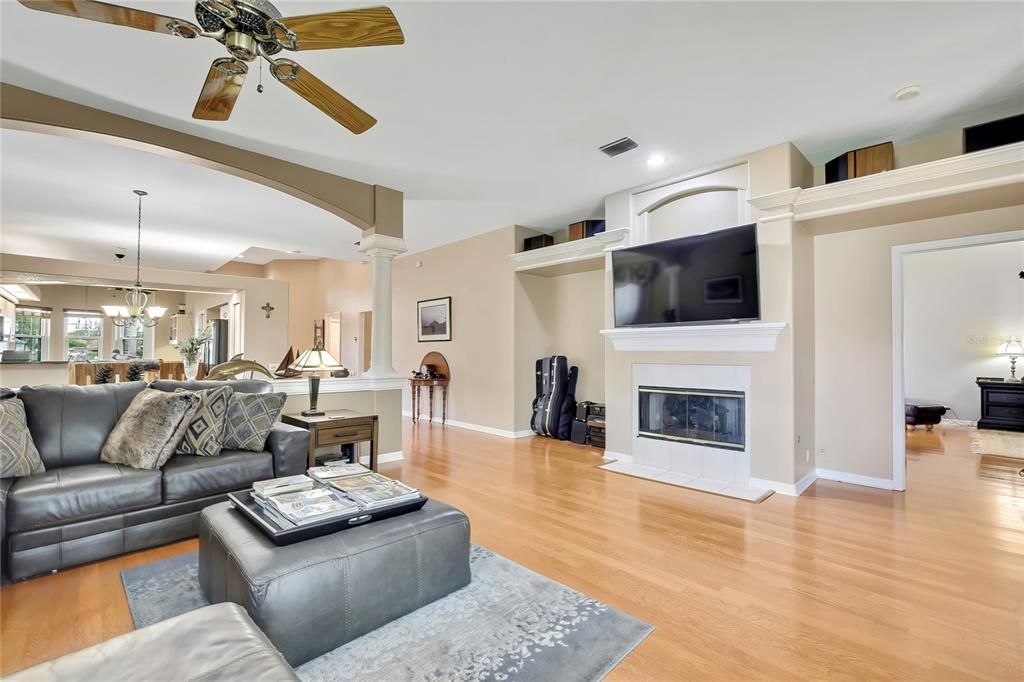 For Sale: $370,000 (2 beds, 2 baths, 2238 Square Feet)