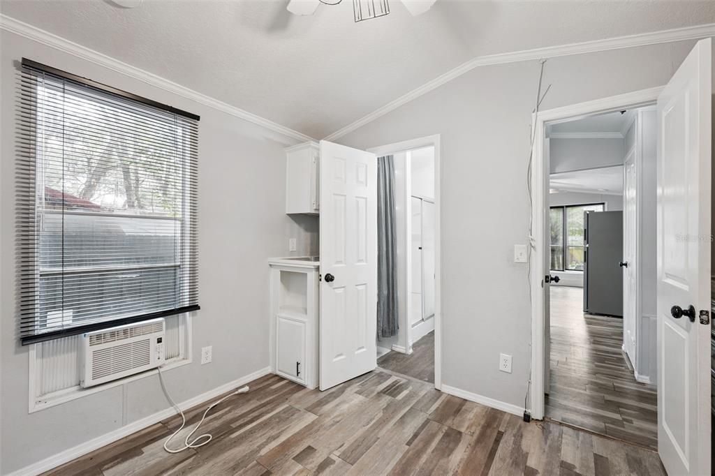 For Rent: $1,800 (2 beds, 1 baths, 792 Square Feet)