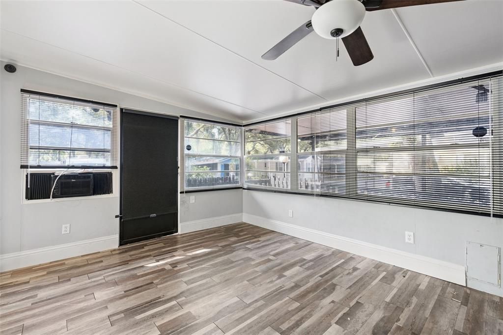 For Rent: $1,800 (2 beds, 1 baths, 792 Square Feet)