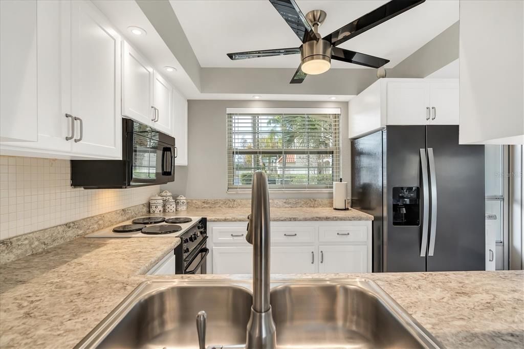 For Rent: $2,200 (2 beds, 2 baths, 1060 Square Feet)