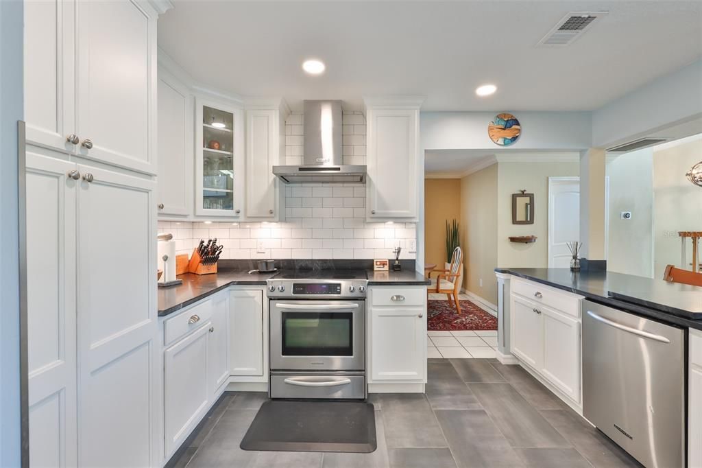 For Sale: $1,100,000 (3 beds, 2 baths, 2462 Square Feet)