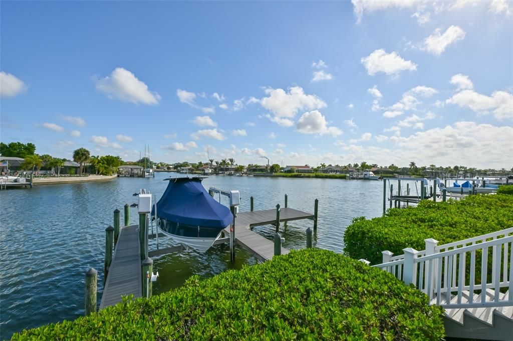 For Sale: $1,100,000 (3 beds, 2 baths, 2462 Square Feet)