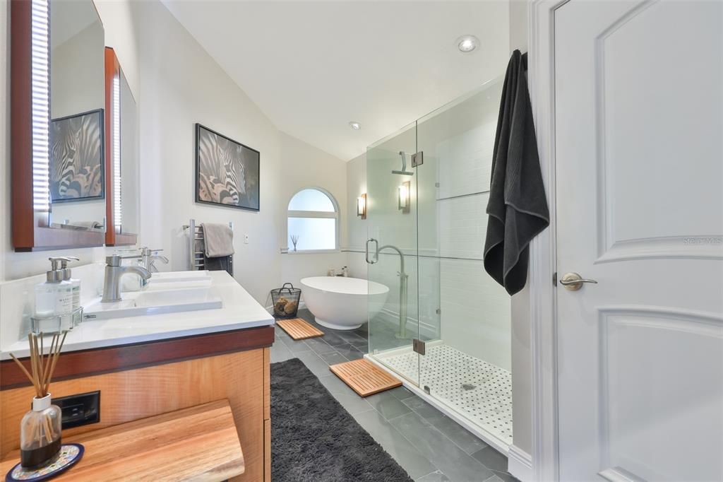 For Sale: $1,100,000 (3 beds, 2 baths, 2462 Square Feet)