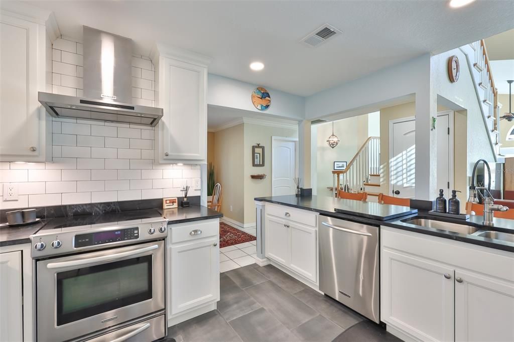 For Sale: $1,100,000 (3 beds, 2 baths, 2462 Square Feet)