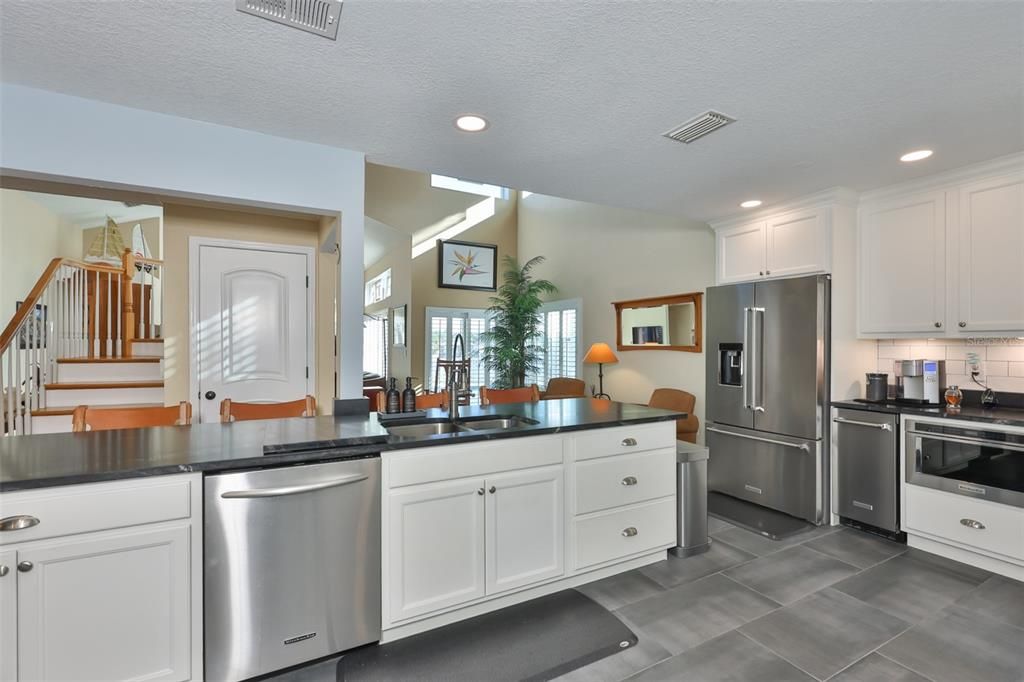 For Sale: $1,100,000 (3 beds, 2 baths, 2462 Square Feet)