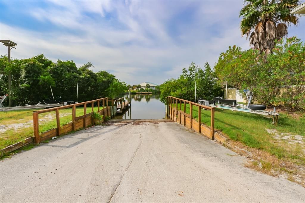 For Sale: $1,100,000 (3 beds, 2 baths, 2462 Square Feet)