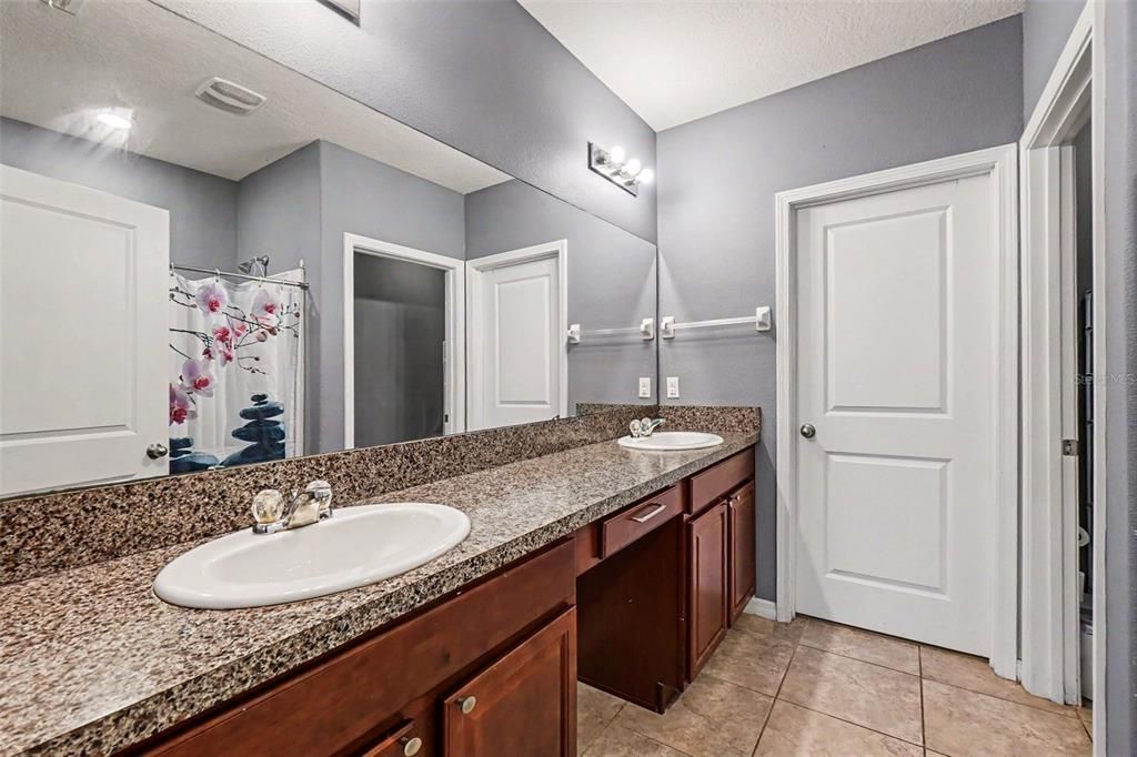 For Sale: $335,000 (5 beds, 2 baths, 2415 Square Feet)
