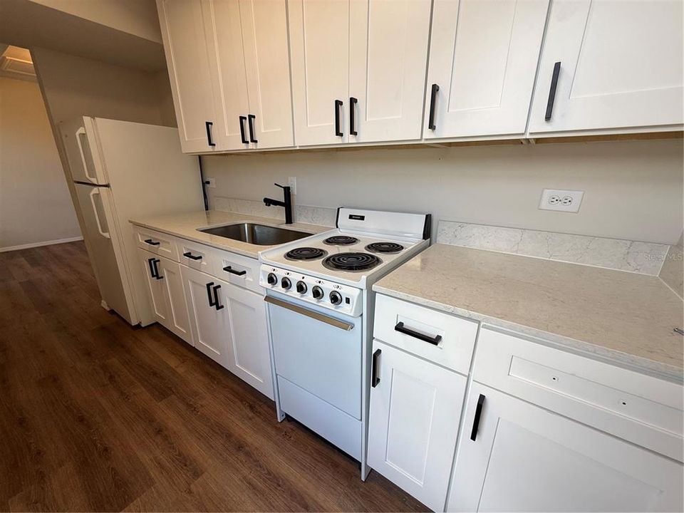 For Sale: $119,700 (1 beds, 1 baths, 648 Square Feet)