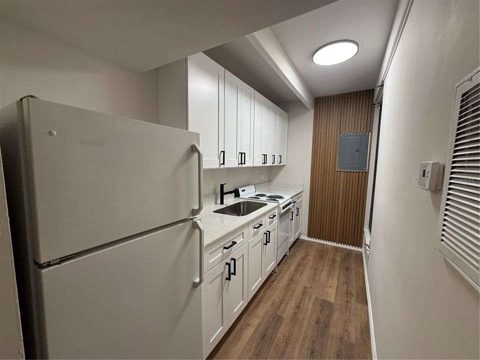 For Sale: $119,700 (1 beds, 1 baths, 648 Square Feet)