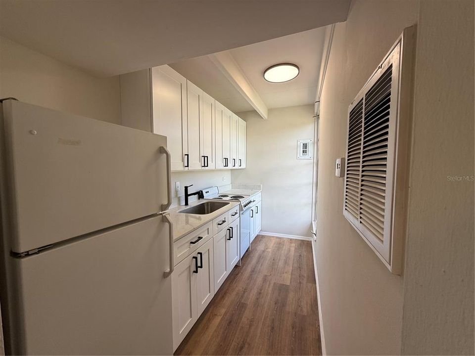 For Sale: $119,700 (1 beds, 1 baths, 648 Square Feet)