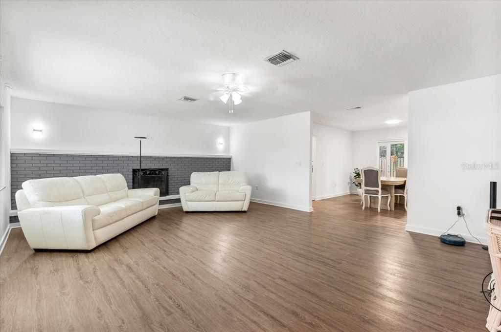 En Venta: $599,900 (3 camas, 2 baños, 2085 Pies cuadrados)