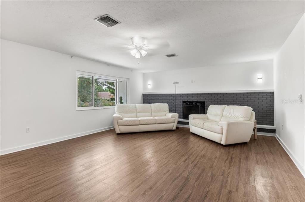 En Venta: $599,900 (3 camas, 2 baños, 2085 Pies cuadrados)